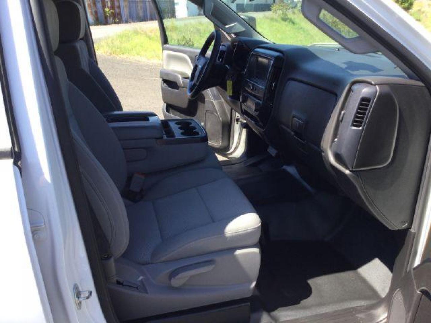 2019 Summit White /GRAY CLOTH Chevrolet Silverado 2500HD Double Cab 8ft bed W/T (2GC2KREG5K1) with an Vortec 6L V-8 variable valve control engine, Automatic, 6-Spd HD w/Overdrive transmission, located at 1801 Main Street, Lewiston, 83501, (208) 743-9371, 46.417065, -117.004799 - Photo#8