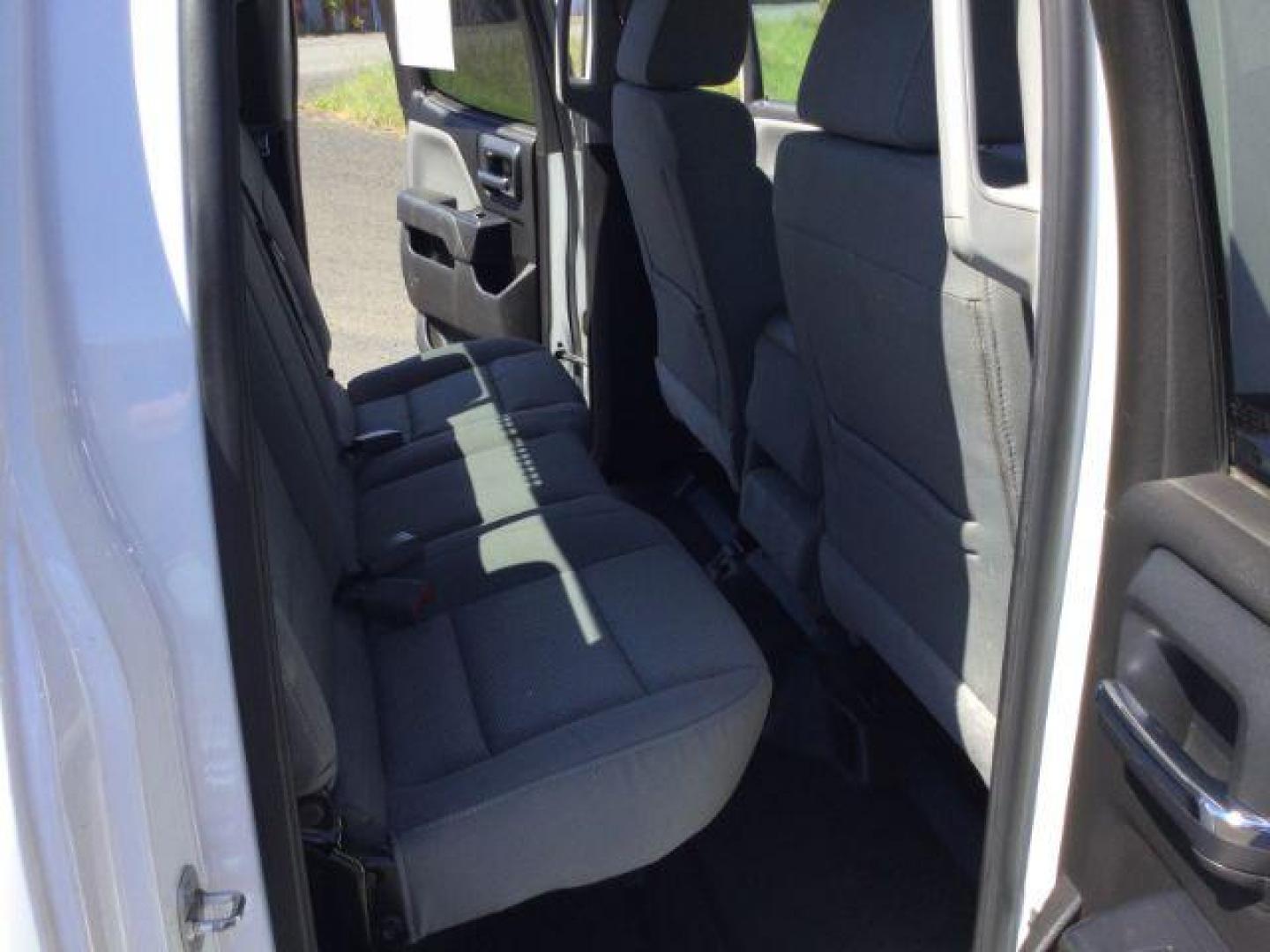2019 Summit White /GRAY CLOTH Chevrolet Silverado 2500HD Double Cab 8ft bed W/T (2GC2KREG5K1) with an Vortec 6L V-8 variable valve control engine, Automatic, 6-Spd HD w/Overdrive transmission, located at 1801 Main Street, Lewiston, 83501, (208) 743-9371, 46.417065, -117.004799 - Photo#9