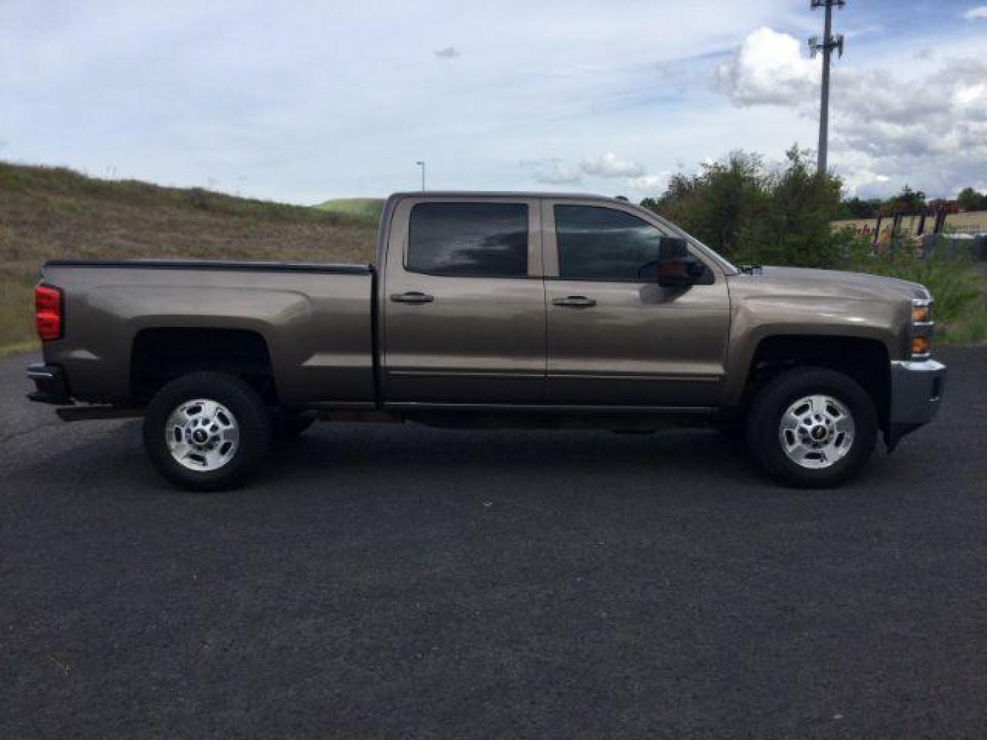 2015 Brownstone Metallic /Cocoa/Dune Chevrolet Silverado 2500HD LT (1GC1KVEGXFF) with an Vortec 6L V-8 variable valve control engine, 6-SPEED AUTOMATIC transmission, located at 1801 Main Street, Lewiston, 83501, (208) 743-9371, 46.417065, -117.004799 - Photo#6