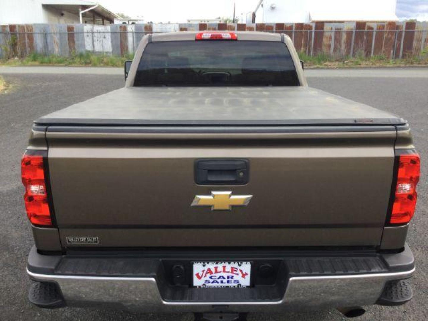 2015 Brownstone Metallic /Cocoa/Dune Chevrolet Silverado 2500HD LT (1GC1KVEGXFF) with an Vortec 6L V-8 variable valve control engine, 6-SPEED AUTOMATIC transmission, located at 1801 Main Street, Lewiston, 83501, (208) 743-9371, 46.417065, -117.004799 - Photo#7