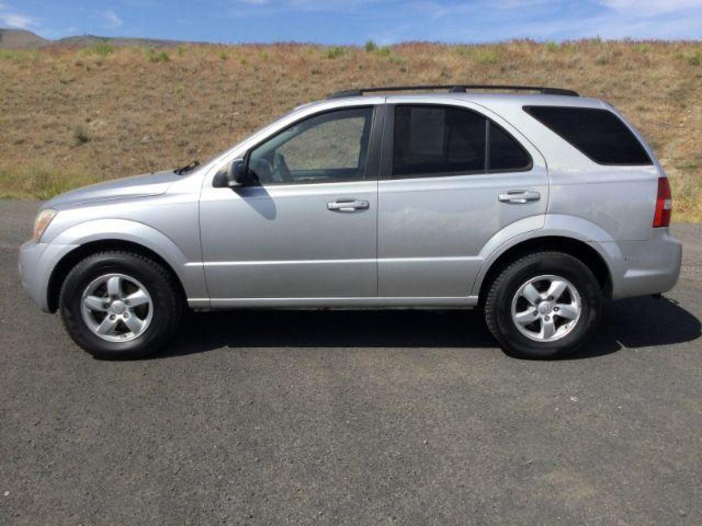 2009 Silver /Gray Kia Sorento LX (KNDJC735895) with an 3.3L V-6 DOHC engine, Automatic, 5-Spd w/Overdrive and Sportmatic transmission, located at 1801 Main Street, Lewiston, 83501, (208) 743-9371, 46.417065, -117.004799 - Photo#1