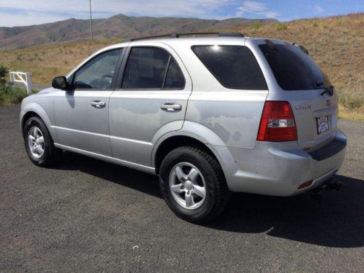 2009 Silver /Gray Kia Sorento LX (KNDJC735895) with an 3.3L V-6 DOHC engine, Automatic, 5-Spd w/Overdrive and Sportmatic transmission, located at 1801 Main Street, Lewiston, 83501, (208) 743-9371, 46.417065, -117.004799 - Photo#2