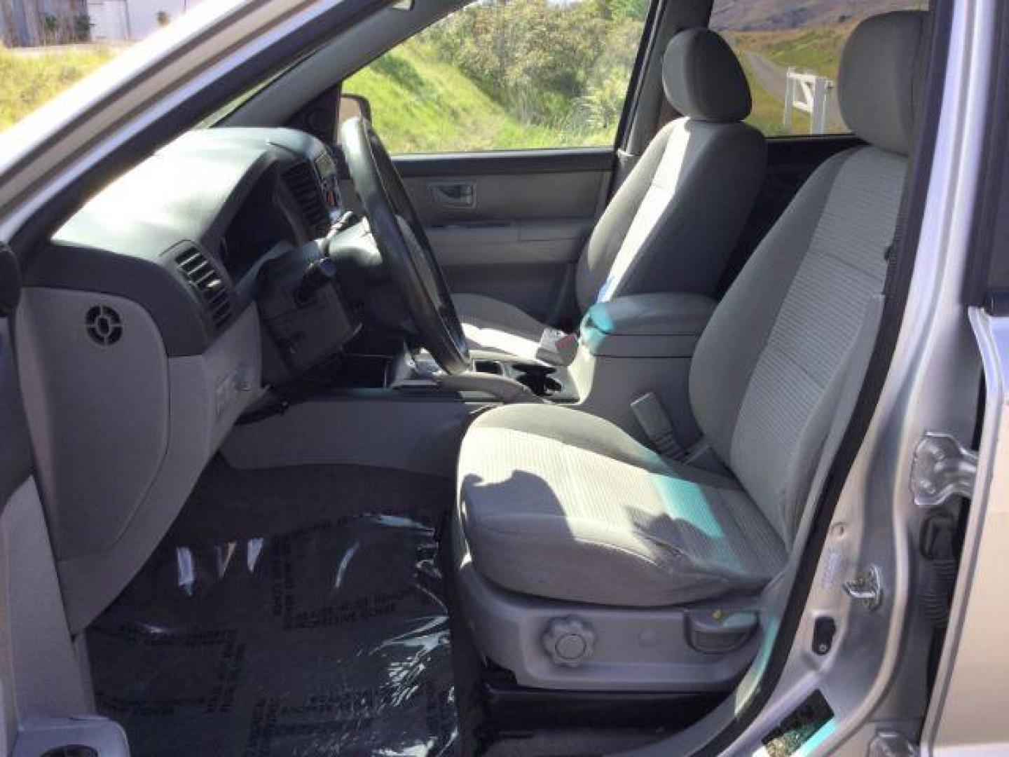 2009 Silver /Gray Kia Sorento LX (KNDJC735895) with an 3.3L V-6 DOHC engine, Automatic, 5-Spd w/Overdrive and Sportmatic transmission, located at 1801 Main Street, Lewiston, 83501, (208) 743-9371, 46.417065, -117.004799 - Photo#4
