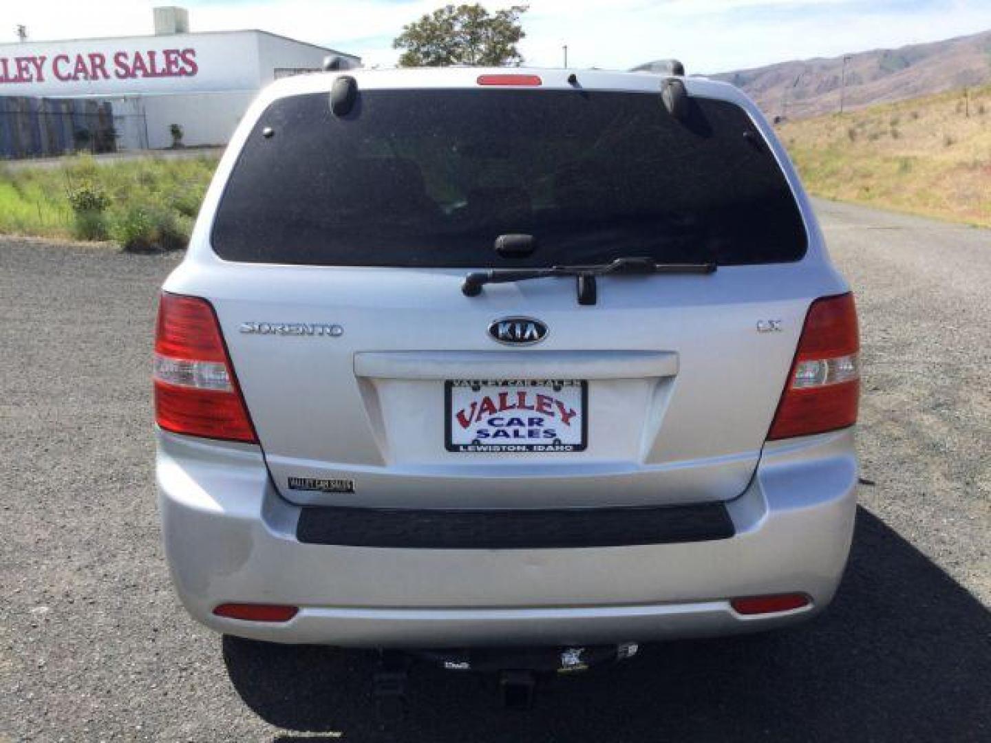 2009 Silver /Gray Kia Sorento LX (KNDJC735895) with an 3.3L V-6 DOHC engine, Automatic, 5-Spd w/Overdrive and Sportmatic transmission, located at 1801 Main Street, Lewiston, 83501, (208) 743-9371, 46.417065, -117.004799 - Photo#5