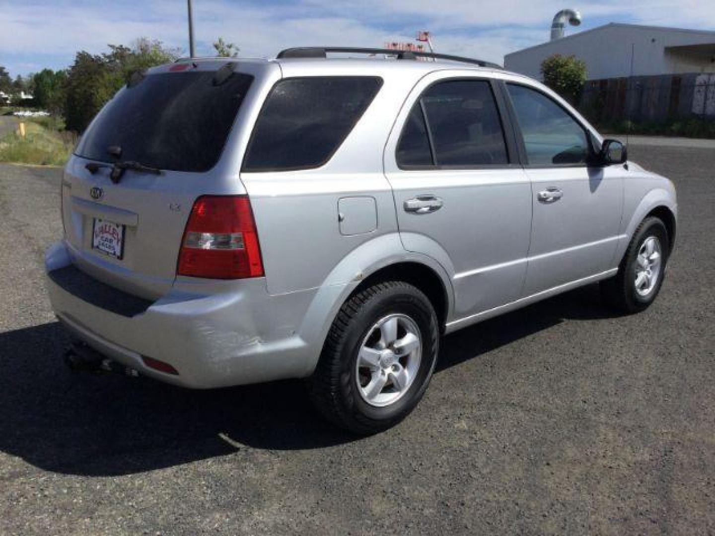 2009 Silver /Gray Kia Sorento LX (KNDJC735895) with an 3.3L V-6 DOHC engine, Automatic, 5-Spd w/Overdrive and Sportmatic transmission, located at 1801 Main Street, Lewiston, 83501, (208) 743-9371, 46.417065, -117.004799 - Photo#8