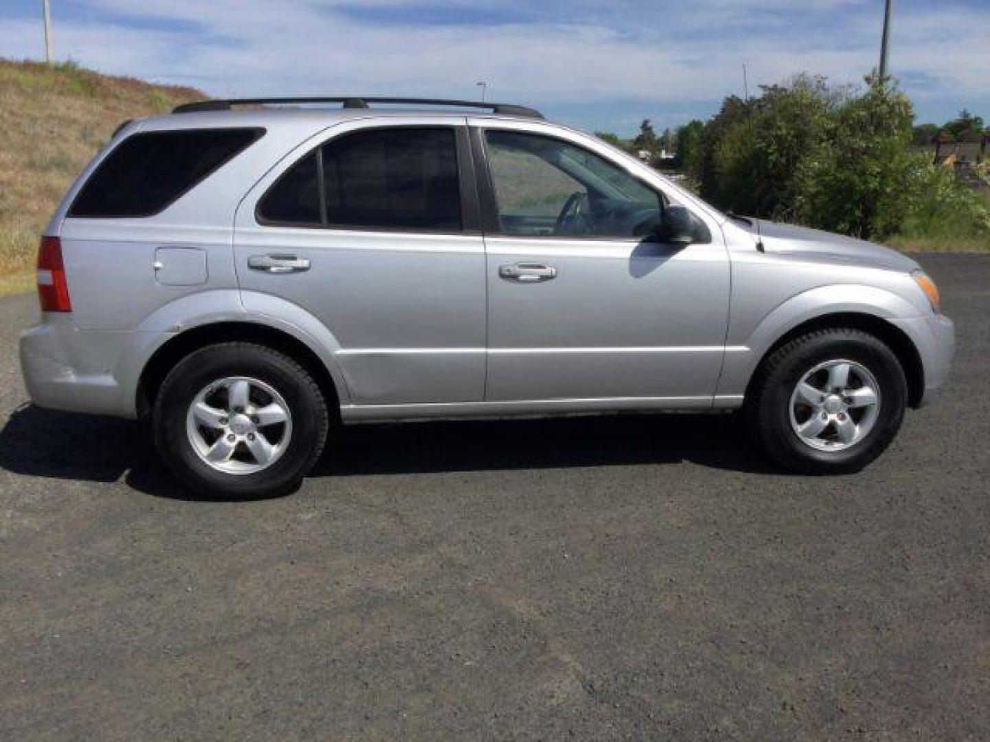 2009 Silver /Gray Kia Sorento LX (KNDJC735895) with an 3.3L V-6 DOHC engine, Automatic, 5-Spd w/Overdrive and Sportmatic transmission, located at 1801 Main Street, Lewiston, 83501, (208) 743-9371, 46.417065, -117.004799 - Photo#9