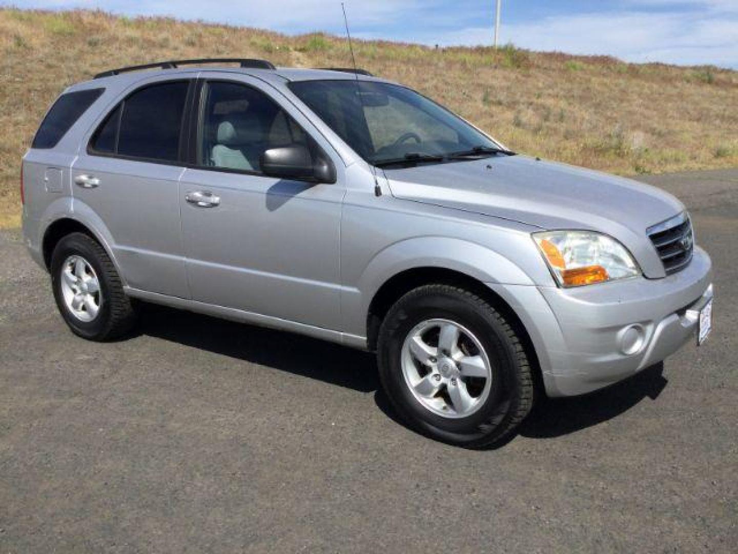 2009 Silver /Gray Kia Sorento LX (KNDJC735895) with an 3.3L V-6 DOHC engine, Automatic, 5-Spd w/Overdrive and Sportmatic transmission, located at 1801 Main Street, Lewiston, 83501, (208) 743-9371, 46.417065, -117.004799 - Photo#10