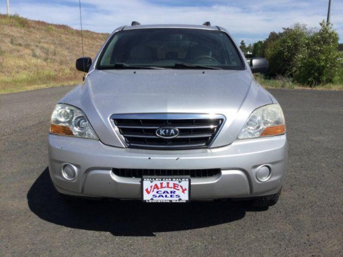 2009 Silver /Gray Kia Sorento LX (KNDJC735895) with an 3.3L V-6 DOHC engine, Automatic, 5-Spd w/Overdrive and Sportmatic transmission, located at 1801 Main Street, Lewiston, 83501, (208) 743-9371, 46.417065, -117.004799 - Photo#13