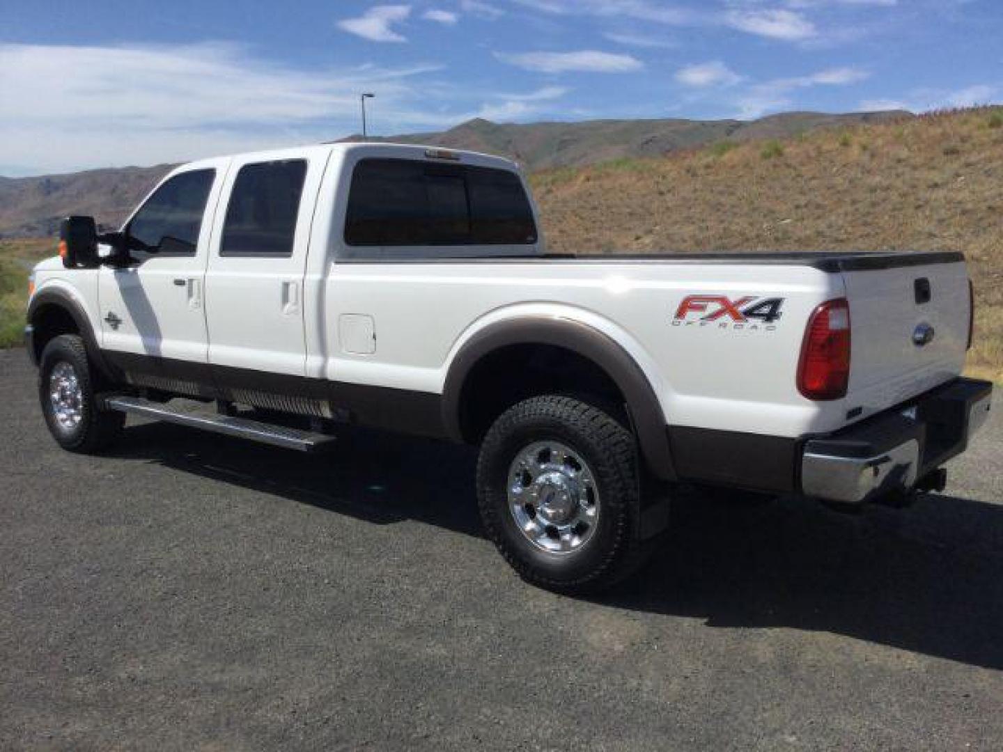 2016 White Platinum Metallic Tri-Coat /Black Ford F 350 Crew Cab 8ft Bed 4x4 LARIAT (1FT8W3BT8GE) with an Powerstroke 6.7L V-8 diesel direct injection engine, Auto transmission, located at 1801 Main Street, Lewiston, 83501, (208) 743-9371, 46.417065, -117.004799 - Photo#2