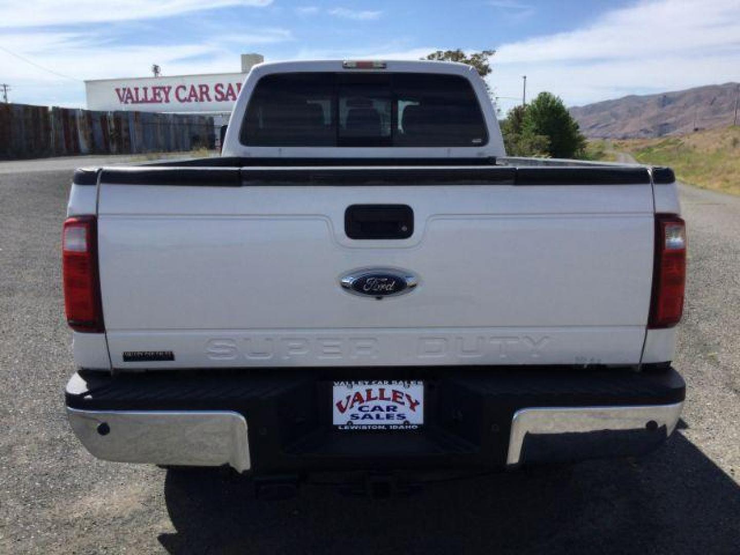 2016 White Platinum Metallic Tri-Coat /Black Ford F 350 Crew Cab 8ft Bed 4x4 LARIAT (1FT8W3BT8GE) with an Powerstroke 6.7L V-8 diesel direct injection engine, Auto transmission, located at 1801 Main Street, Lewiston, 83501, (208) 743-9371, 46.417065, -117.004799 - Photo#5