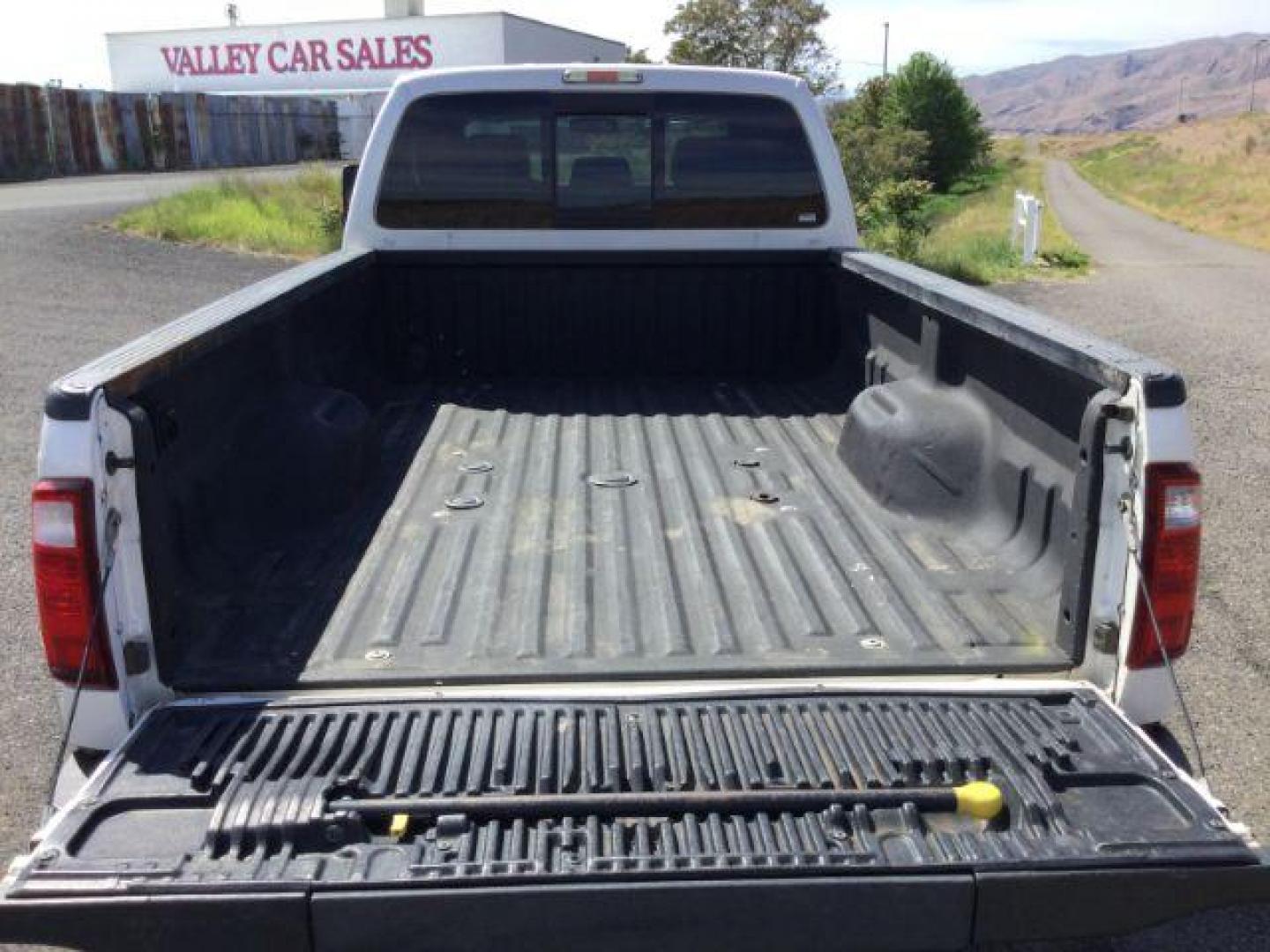 2016 White Platinum Metallic Tri-Coat /Black Ford F 350 Crew Cab 8ft Bed 4x4 LARIAT (1FT8W3BT8GE) with an Powerstroke 6.7L V-8 diesel direct injection engine, Auto transmission, located at 1801 Main Street, Lewiston, 83501, (208) 743-9371, 46.417065, -117.004799 - Photo#6