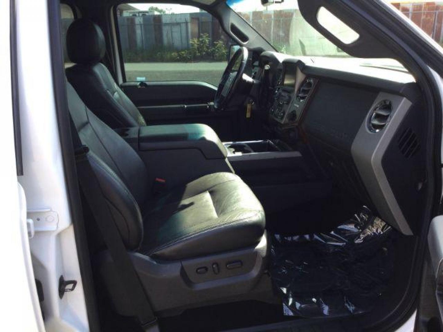 2016 White Platinum Metallic Tri-Coat /Black Ford F 350 Crew Cab 8ft Bed 4x4 LARIAT (1FT8W3BT8GE) with an Powerstroke 6.7L V-8 diesel direct injection engine, Auto transmission, located at 1801 Main Street, Lewiston, 83501, (208) 743-9371, 46.417065, -117.004799 - Photo#10