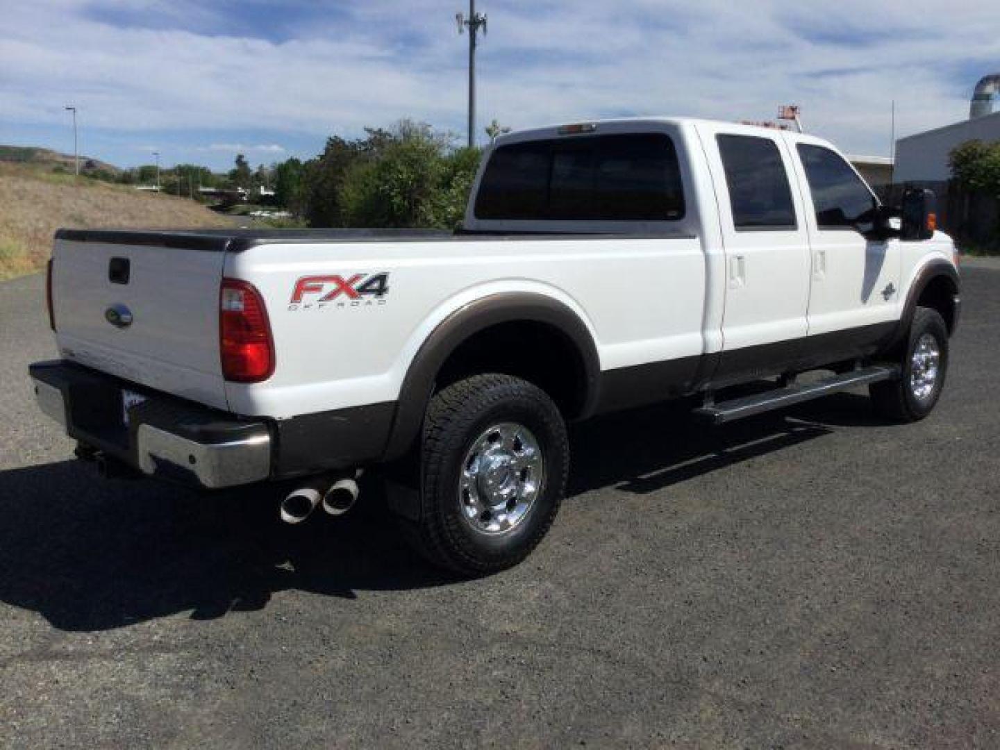 2016 White Platinum Metallic Tri-Coat /Black Ford F 350 Crew Cab 8ft Bed 4x4 LARIAT (1FT8W3BT8GE) with an Powerstroke 6.7L V-8 diesel direct injection engine, Auto transmission, located at 1801 Main Street, Lewiston, 83501, (208) 743-9371, 46.417065, -117.004799 - Photo#13