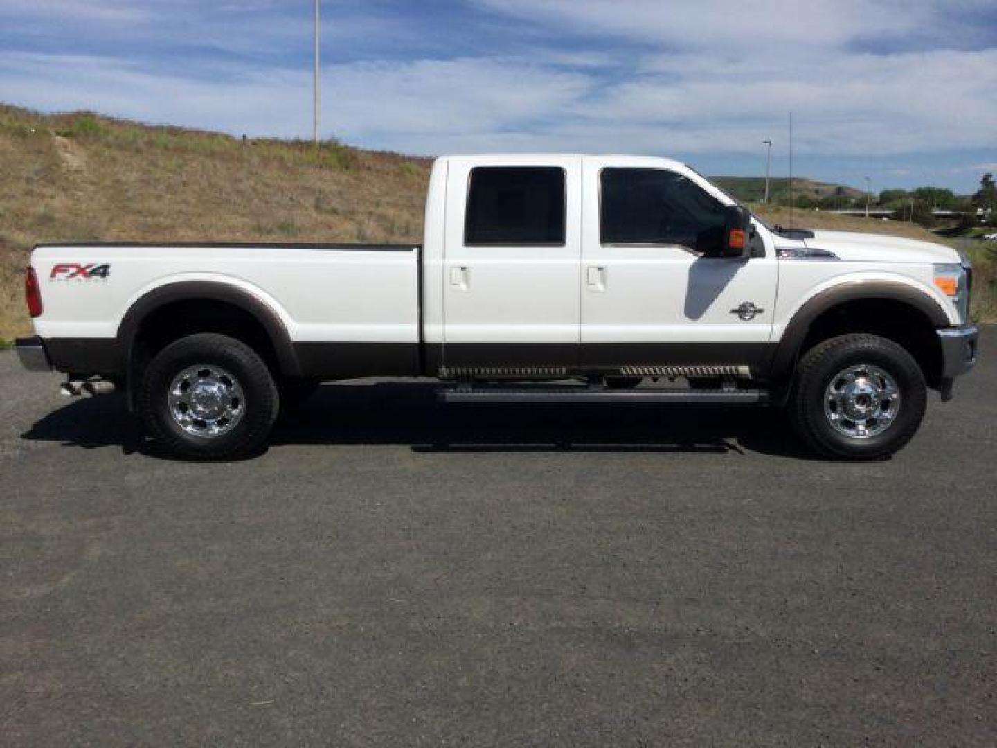 2016 White Platinum Metallic Tri-Coat /Black Ford F 350 Crew Cab 8ft Bed 4x4 LARIAT (1FT8W3BT8GE) with an Powerstroke 6.7L V-8 diesel direct injection engine, Auto transmission, located at 1801 Main Street, Lewiston, 83501, (208) 743-9371, 46.417065, -117.004799 - Photo#15