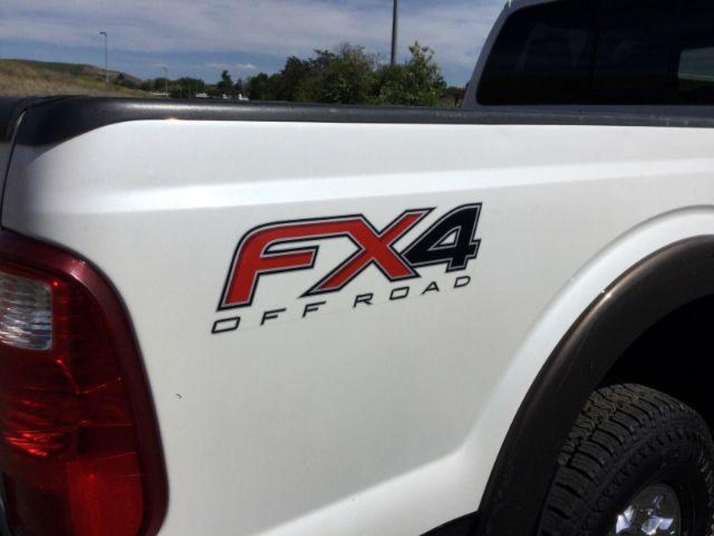 2016 White Platinum Metallic Tri-Coat /Black Ford F 350 Crew Cab 8ft Bed 4x4 LARIAT (1FT8W3BT8GE) with an Powerstroke 6.7L V-8 diesel direct injection engine, Auto transmission, located at 1801 Main Street, Lewiston, 83501, (208) 743-9371, 46.417065, -117.004799 - Photo#22