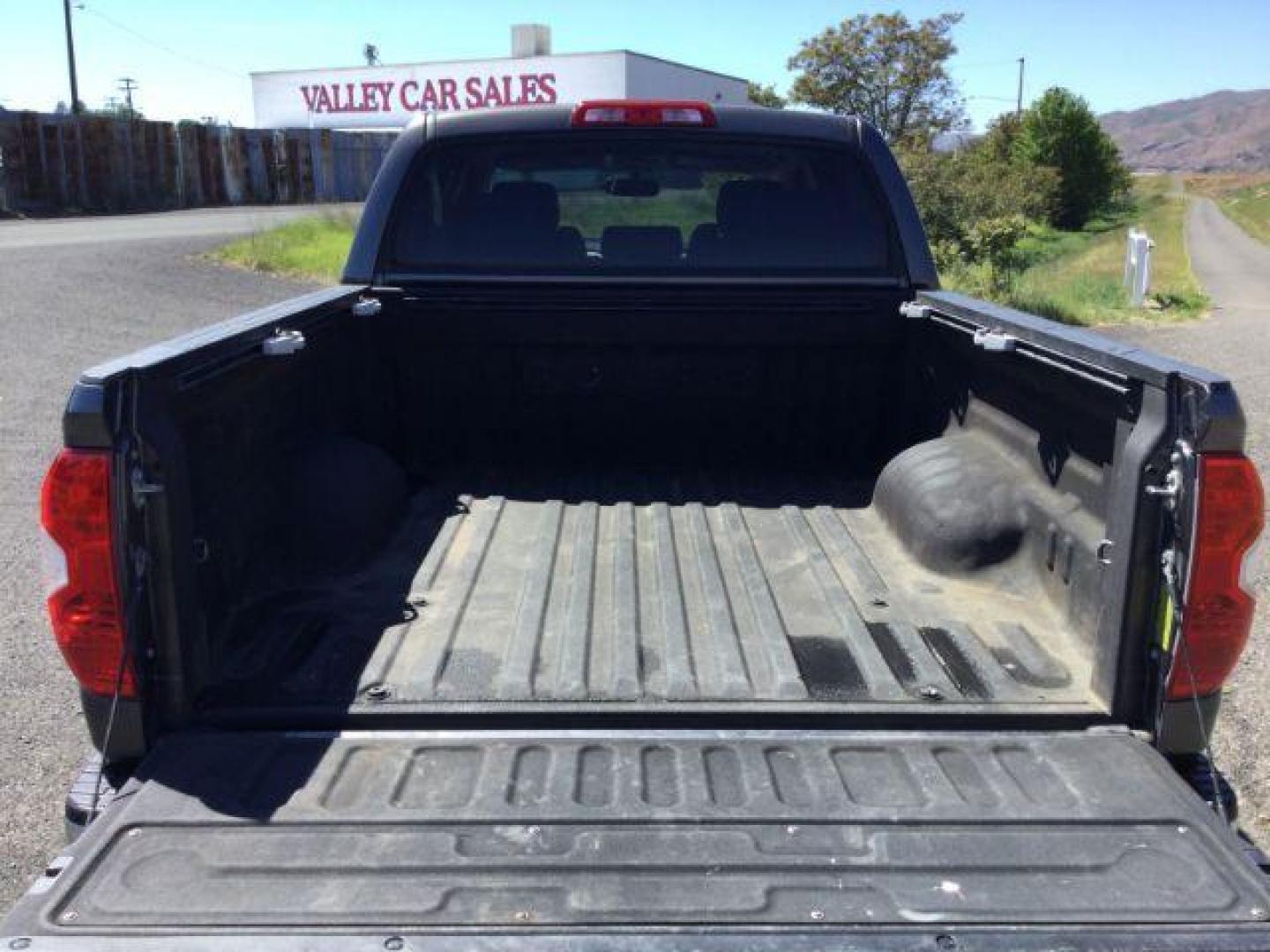2015 Magnetic Gray Metallic /Graphite Toyota Tundra SR5 Crew Max 4x4 (5TFDY5F10FX) with an I-FORCE 5.7L V-8 DOHC engine, 5-Speed Automatic transmission, located at 1801 Main Street, Lewiston, 83501, (208) 743-9371, 46.417065, -117.004799 - Photo#13