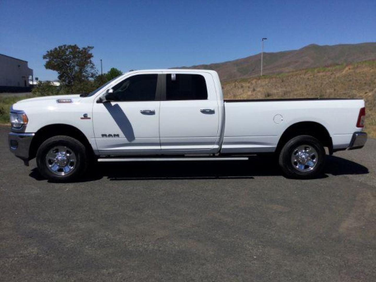 2019 WHITE /Diesel Gray/Black RAM 3500 CREW 4X4 Big Horn Crew Cab 4x4 long box (3C63R3HL1KG) with an 6.7L I6 T-Diesel engine, 6-SPEED AUTOMATIC transmission, located at 1801 Main Street, Lewiston, 83501, (208) 743-9371, 46.417065, -117.004799 - Photo#1