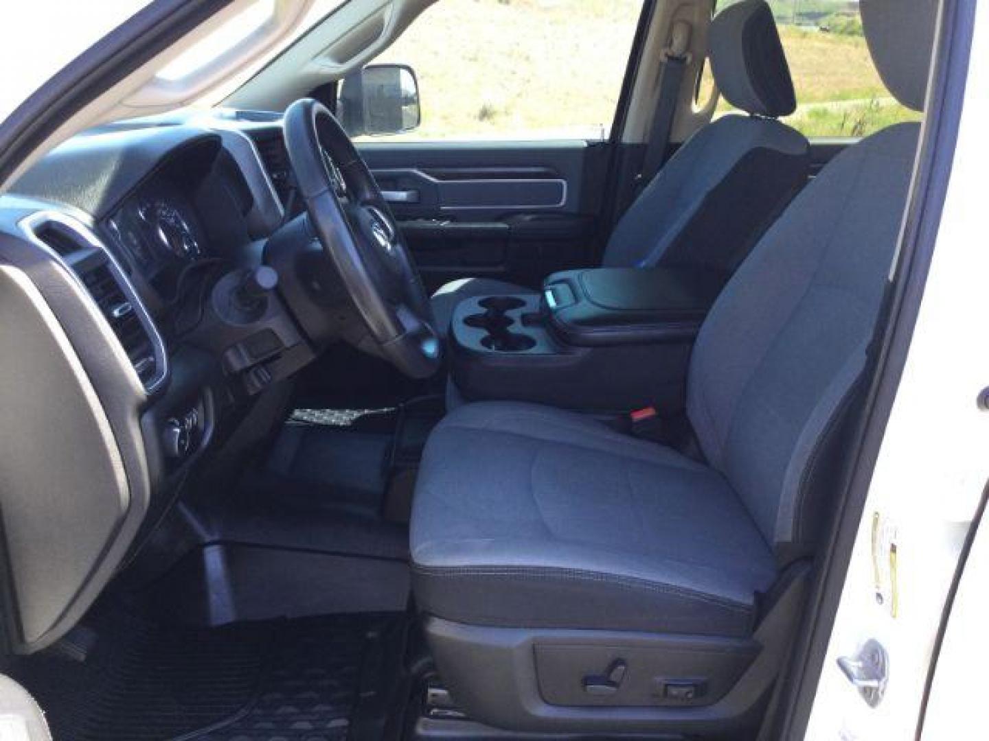 2019 WHITE /Diesel Gray/Black RAM 3500 CREW 4X4 Big Horn Crew Cab 4x4 long box (3C63R3HL1KG) with an 6.7L I6 T-Diesel engine, 6-SPEED AUTOMATIC transmission, located at 1801 Main Street, Lewiston, 83501, (208) 743-9371, 46.417065, -117.004799 - Photo#3