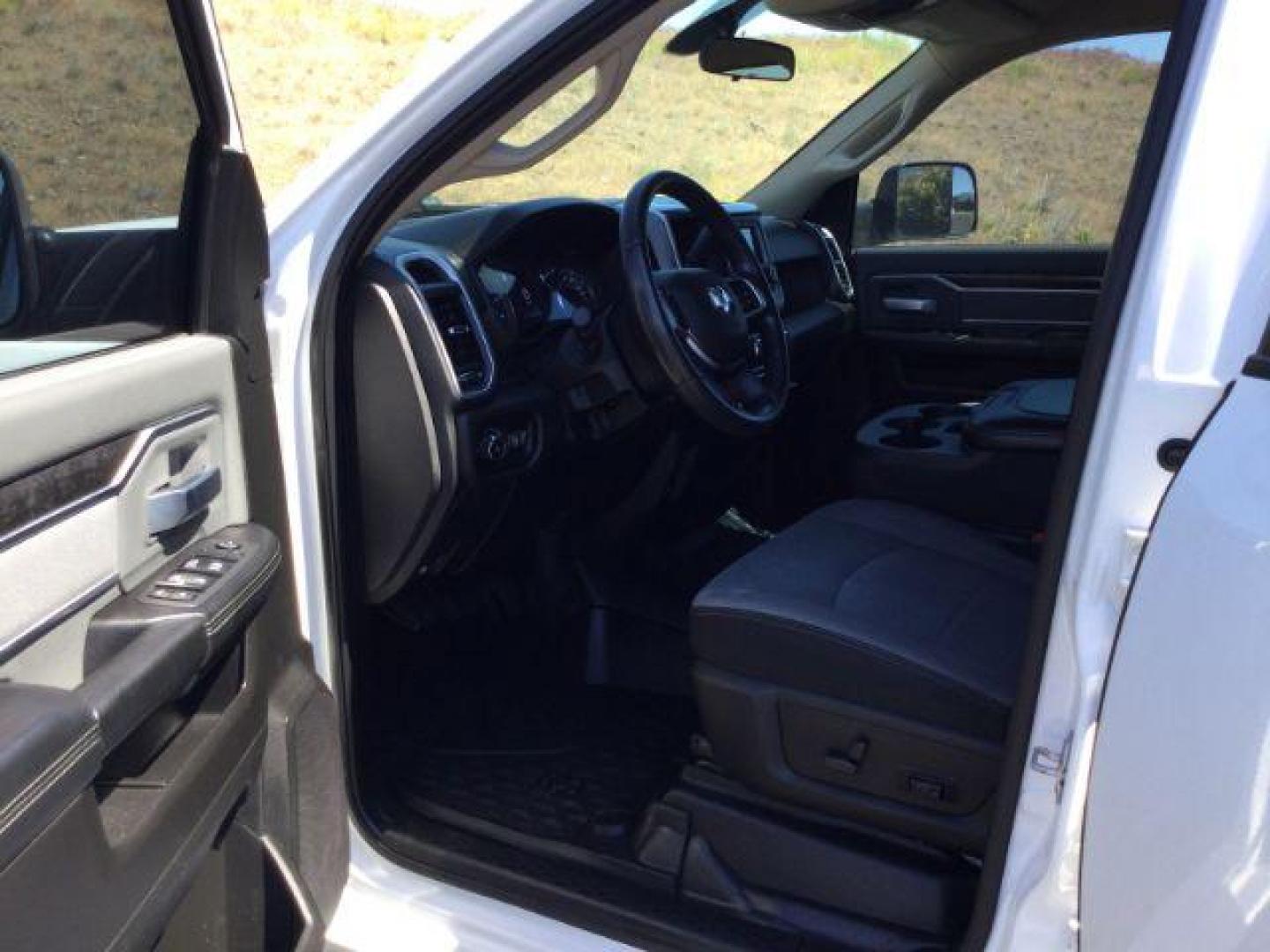 2019 WHITE /Diesel Gray/Black RAM 3500 CREW 4X4 Big Horn Crew Cab 4x4 long box (3C63R3HL1KG) with an 6.7L I6 T-Diesel engine, 6-SPEED AUTOMATIC transmission, located at 1801 Main Street, Lewiston, 83501, (208) 743-9371, 46.417065, -117.004799 - Photo#4