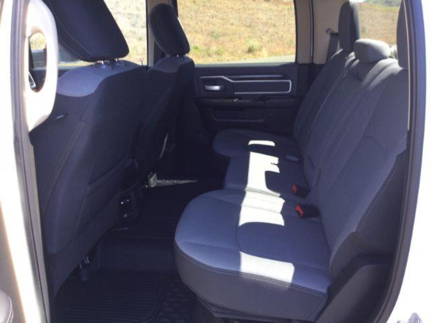 2019 WHITE /Diesel Gray/Black RAM 3500 CREW 4X4 Big Horn Crew Cab 4x4 long box (3C63R3HL1KG) with an 6.7L I6 T-Diesel engine, 6-SPEED AUTOMATIC transmission, located at 1801 Main Street, Lewiston, 83501, (208) 743-9371, 46.417065, -117.004799 - Photo#5