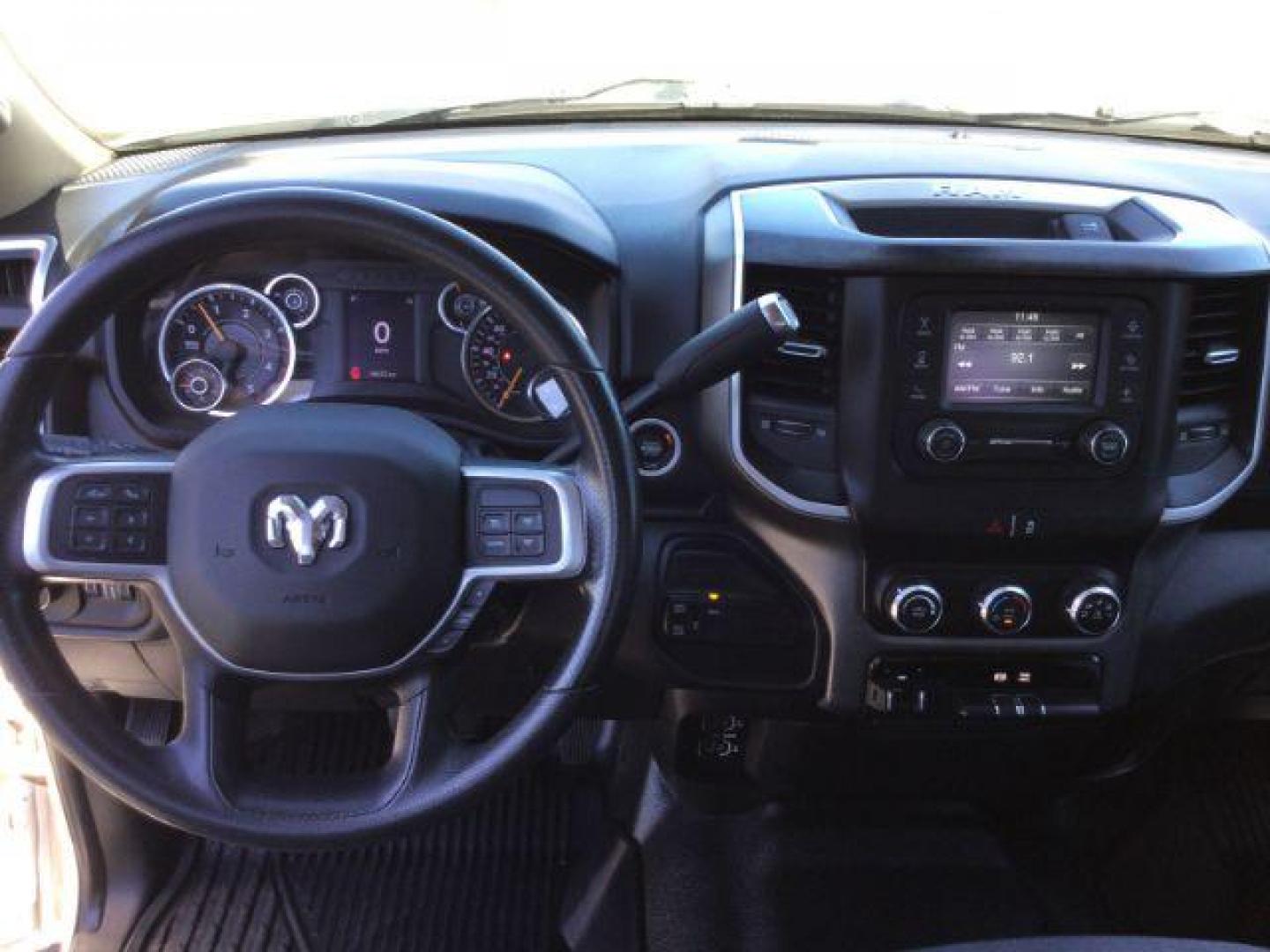 2019 WHITE /Diesel Gray/Black RAM 3500 CREW 4X4 Big Horn Crew Cab 4x4 long box (3C63R3HL1KG) with an 6.7L I6 T-Diesel engine, 6-SPEED AUTOMATIC transmission, located at 1801 Main Street, Lewiston, 83501, (208) 743-9371, 46.417065, -117.004799 - Photo#6