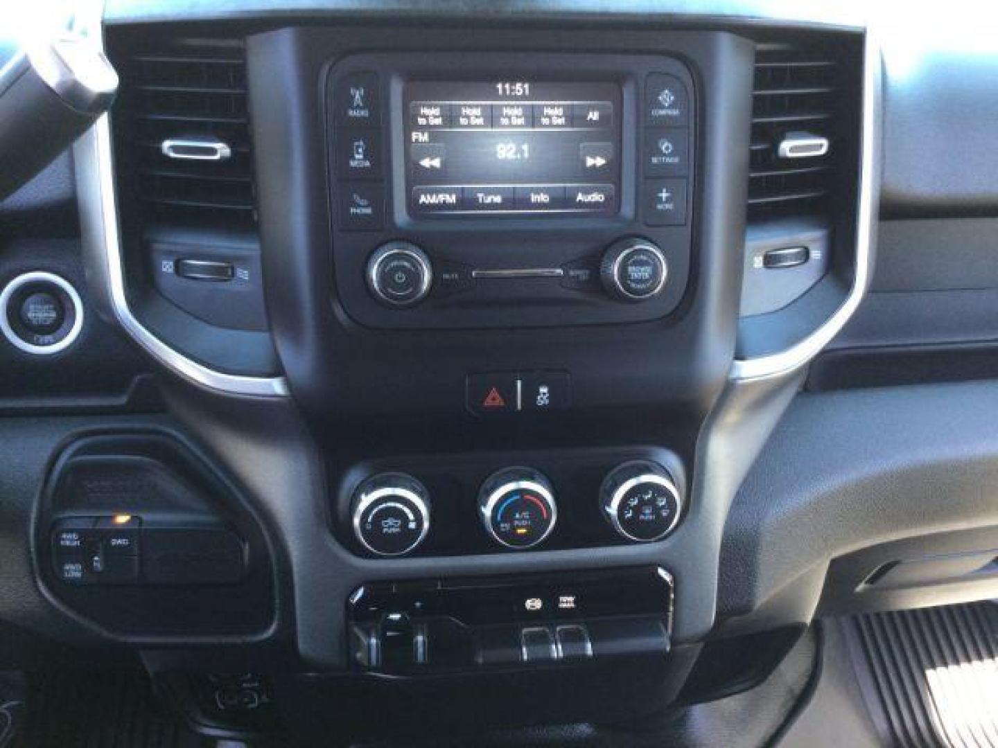 2019 WHITE /Diesel Gray/Black RAM 3500 CREW 4X4 Big Horn Crew Cab 4x4 long box (3C63R3HL1KG) with an 6.7L I6 T-Diesel engine, 6-SPEED AUTOMATIC transmission, located at 1801 Main Street, Lewiston, 83501, (208) 743-9371, 46.417065, -117.004799 - Photo#7