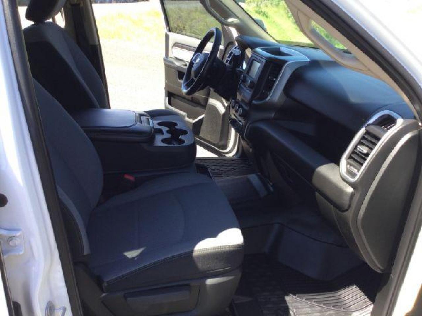 2019 WHITE /Diesel Gray/Black RAM 3500 CREW 4X4 Big Horn Crew Cab 4x4 long box (3C63R3HL1KG) with an 6.7L I6 T-Diesel engine, 6-SPEED AUTOMATIC transmission, located at 1801 Main Street, Lewiston, 83501, (208) 743-9371, 46.417065, -117.004799 - Photo#9