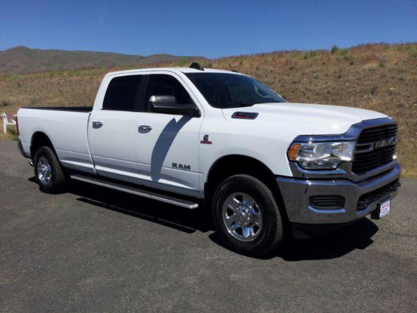 2019 WHITE /Diesel Gray/Black RAM 3500 CREW 4X4 Big Horn Crew Cab 4x4 long box (3C63R3HL1KG) with an 6.7L I6 T-Diesel engine, 6-SPEED AUTOMATIC transmission, located at 1801 Main Street, Lewiston, 83501, (208) 743-9371, 46.417065, -117.004799 - Photo#11