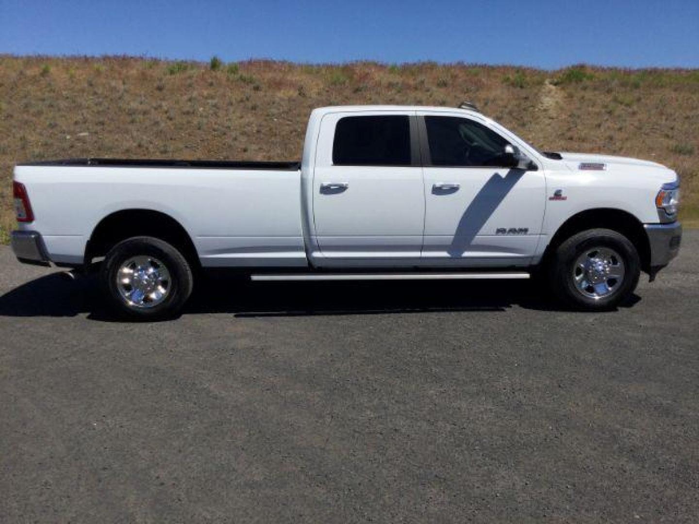 2019 WHITE /Diesel Gray/Black RAM 3500 CREW 4X4 Big Horn Crew Cab 4x4 long box (3C63R3HL1KG) with an 6.7L I6 T-Diesel engine, 6-SPEED AUTOMATIC transmission, located at 1801 Main Street, Lewiston, 83501, (208) 743-9371, 46.417065, -117.004799 - Photo#12