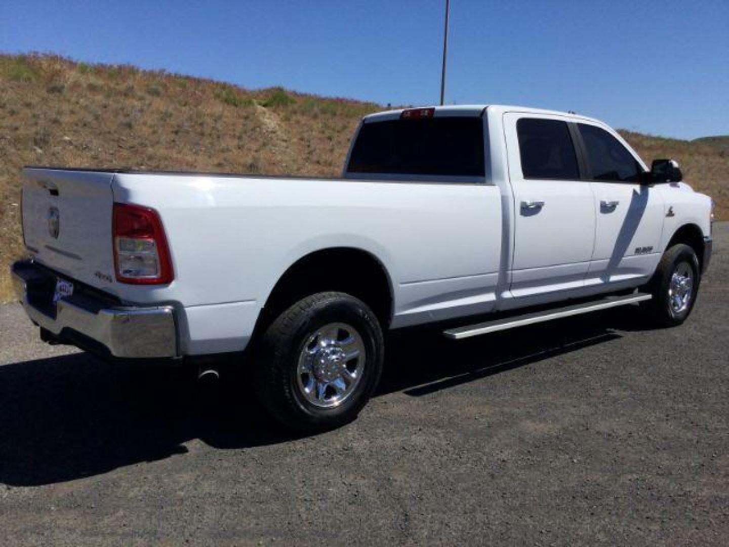 2019 WHITE /Diesel Gray/Black RAM 3500 CREW 4X4 Big Horn Crew Cab 4x4 long box (3C63R3HL1KG) with an 6.7L I6 T-Diesel engine, 6-SPEED AUTOMATIC transmission, located at 1801 Main Street, Lewiston, 83501, (208) 743-9371, 46.417065, -117.004799 - Photo#13