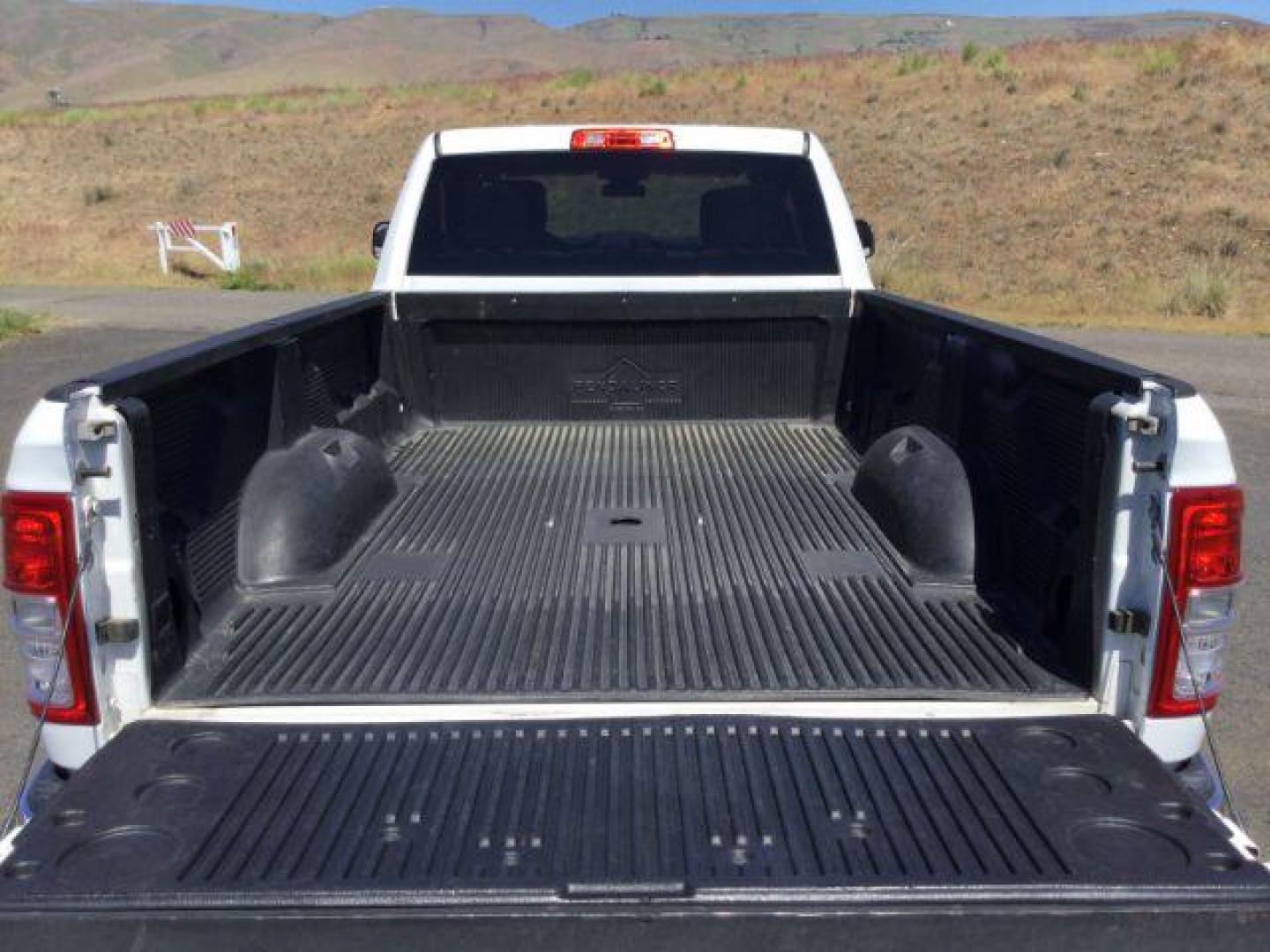 2019 WHITE /Diesel Gray/Black RAM 3500 CREW 4X4 Big Horn Crew Cab 4x4 long box (3C63R3HL1KG) with an 6.7L I6 T-Diesel engine, 6-SPEED AUTOMATIC transmission, located at 1801 Main Street, Lewiston, 83501, (208) 743-9371, 46.417065, -117.004799 - Photo#14
