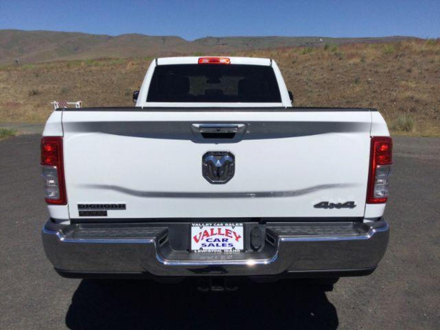 2019 WHITE /Diesel Gray/Black RAM 3500 CREW 4X4 Big Horn Crew Cab 4x4 long box (3C63R3HL1KG) with an 6.7L I6 T-Diesel engine, 6-SPEED AUTOMATIC transmission, located at 1801 Main Street, Lewiston, 83501, (208) 743-9371, 46.417065, -117.004799 - Photo#16