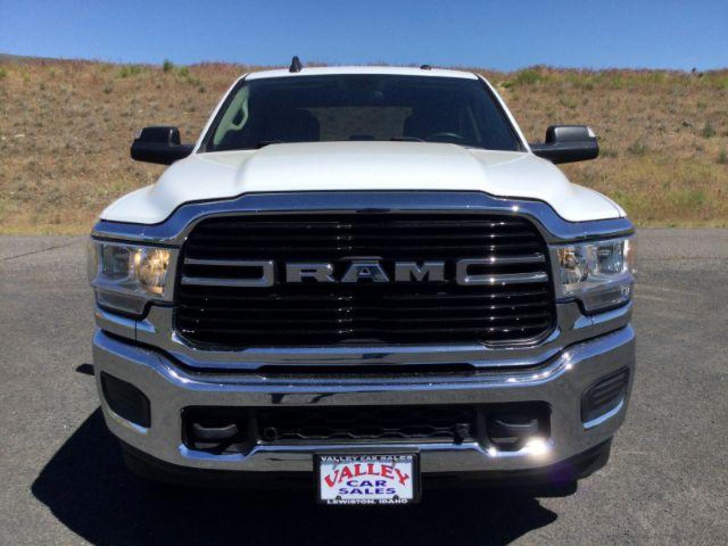 2019 WHITE /Diesel Gray/Black RAM 3500 CREW 4X4 Big Horn Crew Cab 4x4 long box (3C63R3HL1KG) with an 6.7L I6 T-Diesel engine, 6-SPEED AUTOMATIC transmission, located at 1801 Main Street, Lewiston, 83501, (208) 743-9371, 46.417065, -117.004799 - Photo#18
