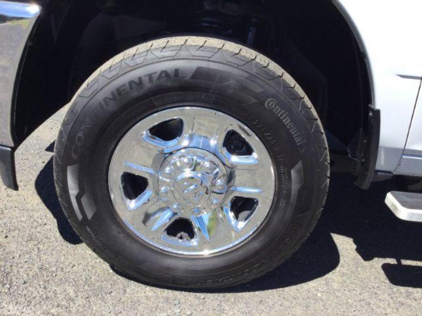 2019 WHITE /Diesel Gray/Black RAM 3500 CREW 4X4 Big Horn Crew Cab 4x4 long box (3C63R3HL1KG) with an 6.7L I6 T-Diesel engine, 6-SPEED AUTOMATIC transmission, located at 1801 Main Street, Lewiston, 83501, (208) 743-9371, 46.417065, -117.004799 - Photo#20
