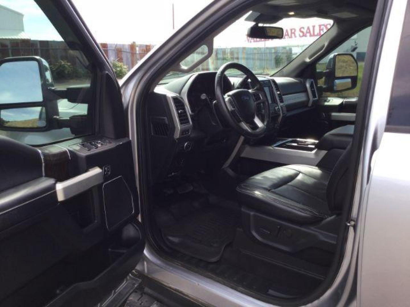 2020 Iconic Silver Metallic /Black Ford F 350 Crew Cab 8ft Bed 4x4 LARIAT (1FT8W3BT0LE) with an Powerstroke 6.7L V-8 diesel direct injection engine, Auto transmission, located at 1801 Main Street, Lewiston, 83501, (208) 743-9371, 46.417065, -117.004799 - Photo#4