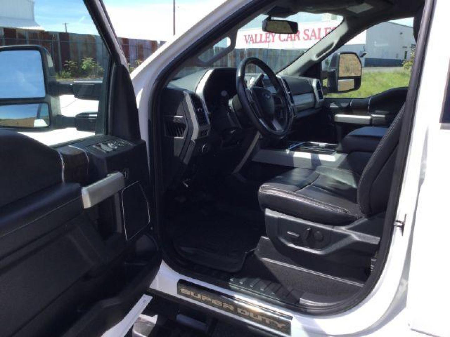 2020 Star White Metallic Tri-Coat Ford F-350 LARIAT (1FT8W3BT2LE) , located at 1801 Main Street, Lewiston, 83501, (208) 743-9371, 46.417065, -117.004799 - Photo#3