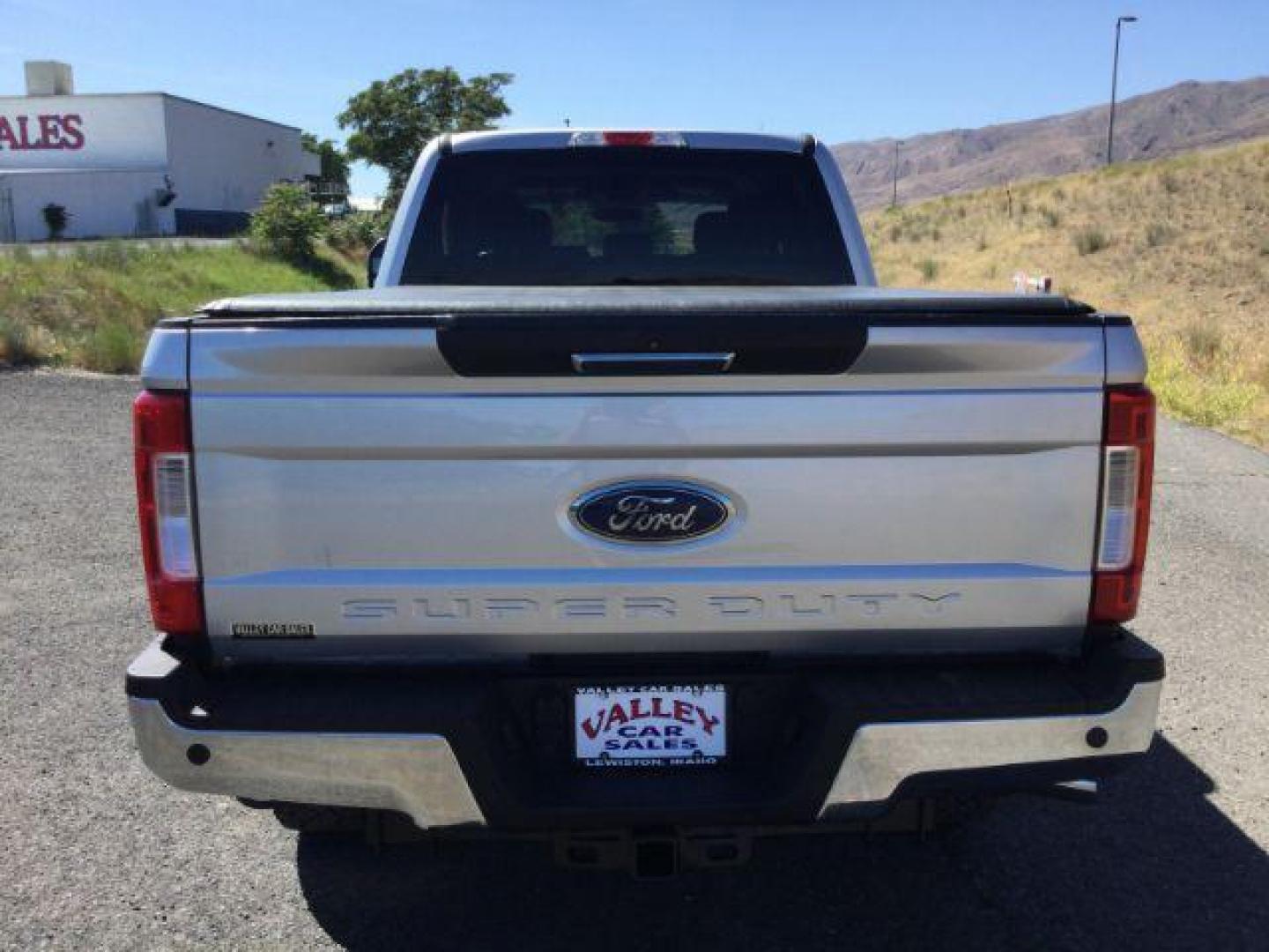 2019 Ingot Silver Metallic /Medium Earth Gray Ford F-350 XLT Crew Cab 4WD (1FT8W3BT3KE) with an Powerstroke 6.7L V-8 diesel direct injection engine, 6-Speed Automatic transmission, located at 1801 Main Street, Lewiston, 83501, (208) 743-9371, 46.417065, -117.004799 - Photo#7