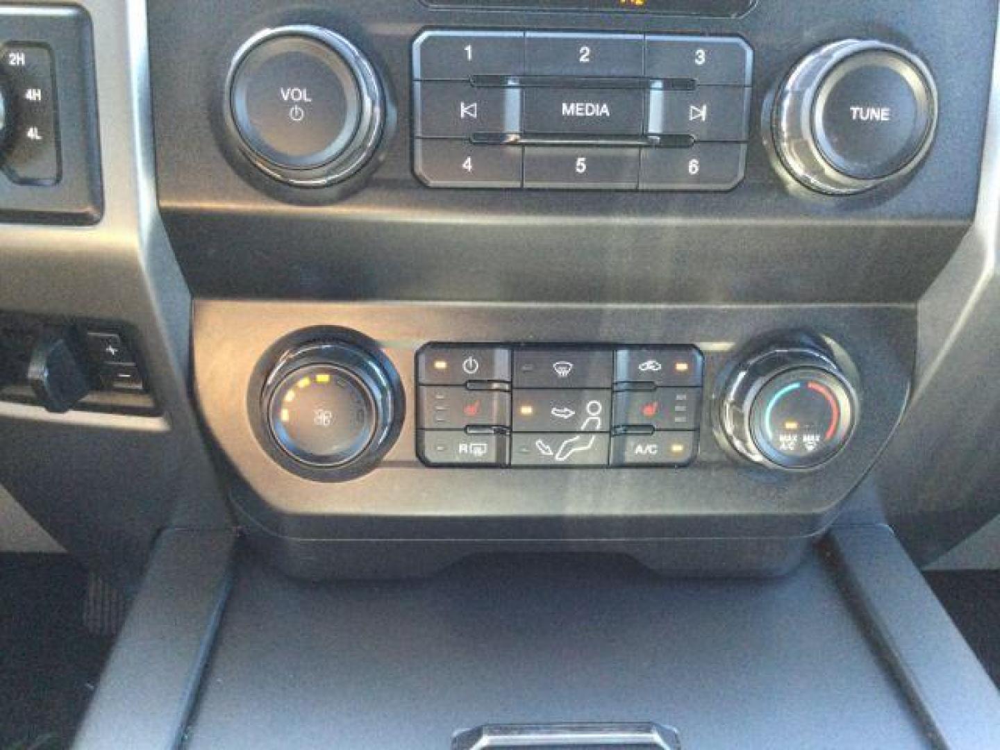 2019 Ingot Silver Metallic /Medium Earth Gray Ford F-350 XLT Crew Cab 4WD (1FT8W3BT3KE) with an Powerstroke 6.7L V-8 diesel direct injection engine, 6-Speed Automatic transmission, located at 1801 Main Street, Lewiston, 83501, (208) 743-9371, 46.417065, -117.004799 - Photo#18