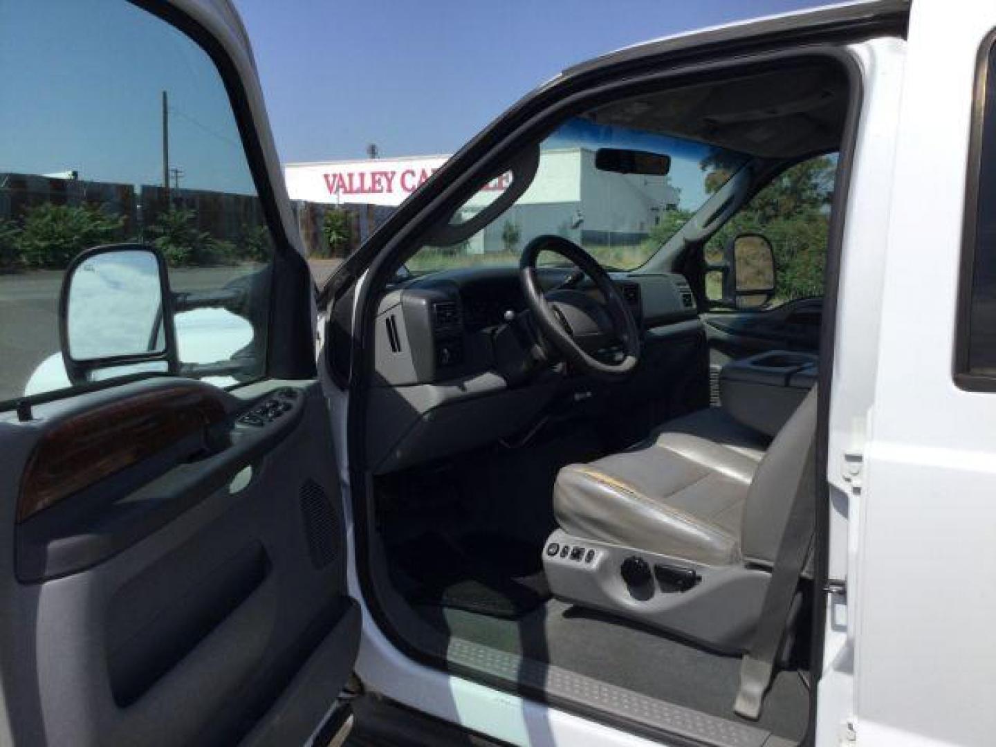 2004 Oxford White Clearcoat /Medium Flint Ford F-350 Lariat Crew Cab Long Bed 4WD (1FTSW31P74E) with an Powerstroke 6L V-8 diesel direct injection engine, 5-Speed Automatic transmission, located at 1801 Main Street, Lewiston, 83501, (208) 743-9371, 46.417065, -117.004799 - Photo#3