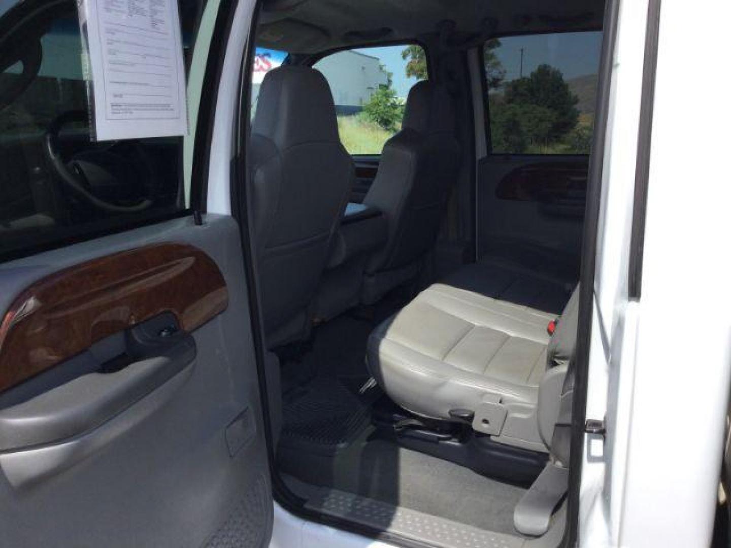 2004 Oxford White Clearcoat /Medium Flint Ford F-350 Lariat Crew Cab Long Bed 4WD (1FTSW31P74E) with an Powerstroke 6L V-8 diesel direct injection engine, 5-Speed Automatic transmission, located at 1801 Main Street, Lewiston, 83501, (208) 743-9371, 46.417065, -117.004799 - Photo#4