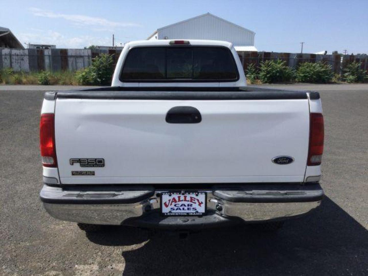 2004 Oxford White Clearcoat /Medium Flint Ford F-350 Lariat Crew Cab Long Bed 4WD (1FTSW31P74E) with an Powerstroke 6L V-8 diesel direct injection engine, 5-Speed Automatic transmission, located at 1801 Main Street, Lewiston, 83501, (208) 743-9371, 46.417065, -117.004799 - Photo#15