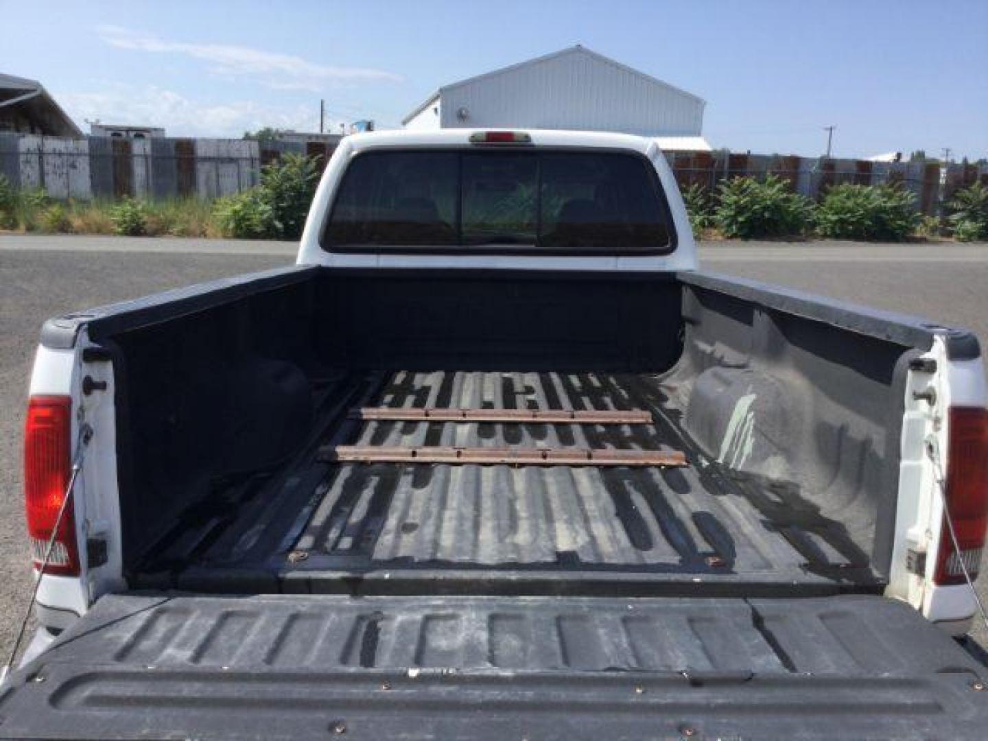 2004 Oxford White Clearcoat /Medium Flint Ford F-350 Lariat Crew Cab Long Bed 4WD (1FTSW31P74E) with an Powerstroke 6L V-8 diesel direct injection engine, 5-Speed Automatic transmission, located at 1801 Main Street, Lewiston, 83501, (208) 743-9371, 46.417065, -117.004799 - Photo#17