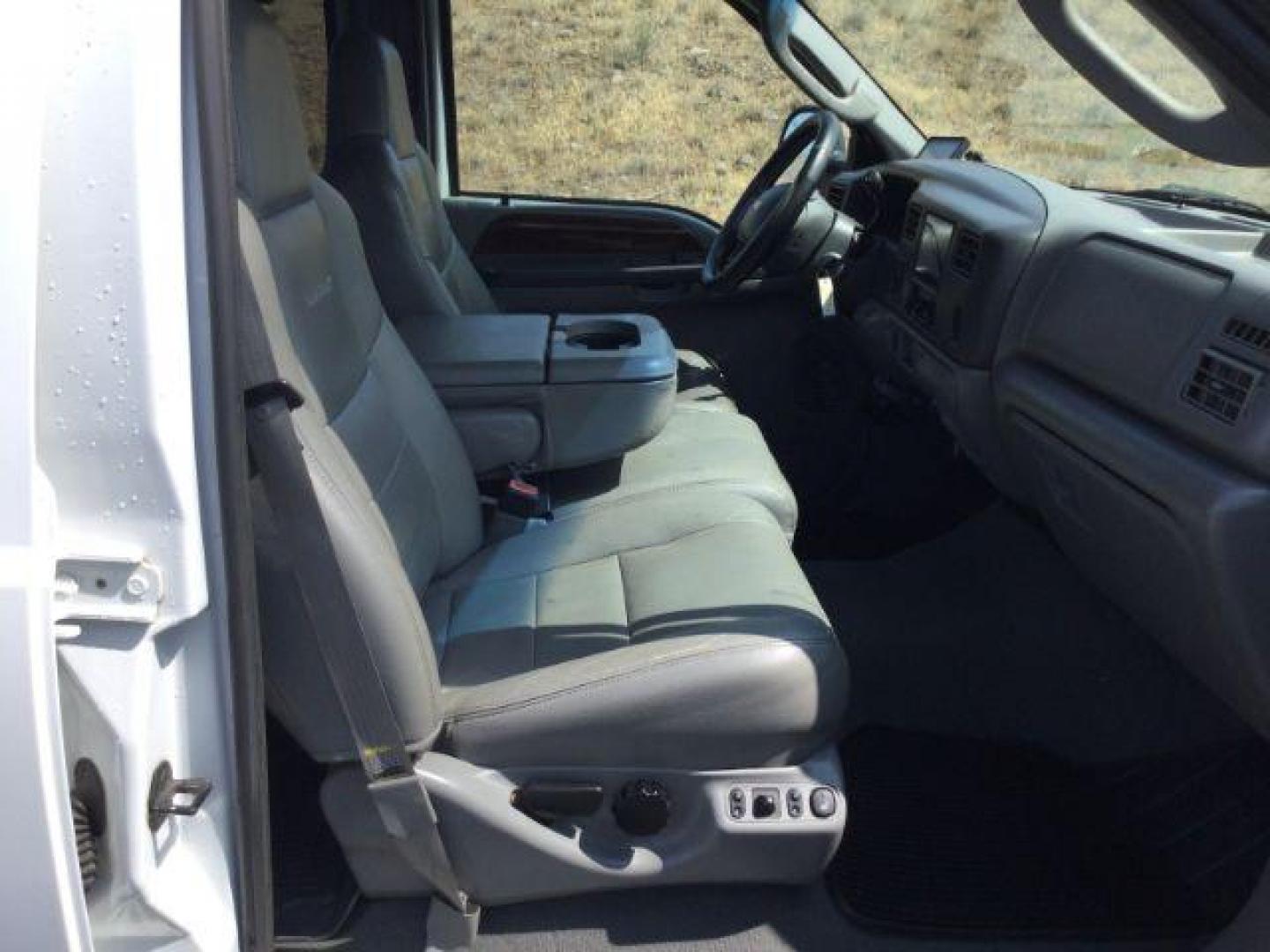 2004 Oxford White Clearcoat /Medium Flint Ford F-350 Lariat Crew Cab Long Bed 4WD (1FTSW31P74E) with an Powerstroke 6L V-8 diesel direct injection engine, 5-Speed Automatic transmission, located at 1801 Main Street, Lewiston, 83501, (208) 743-9371, 46.417065, -117.004799 - Photo#20