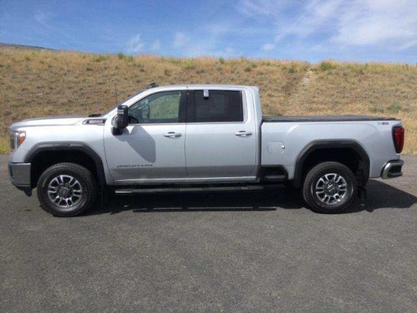 2023 Quicksilver Metallic /Black Cloth GMC Sierra 2500HD 4WD Crew Cab Standard Bed SLE (1GT49MEY3PF) with an 6.6L V8 TURBO DIESEL engine, 10-speed automatic transmission, located at 1801 Main Street, Lewiston, 83501, (208) 743-9371, 46.417065, -117.004799 - Photo#1