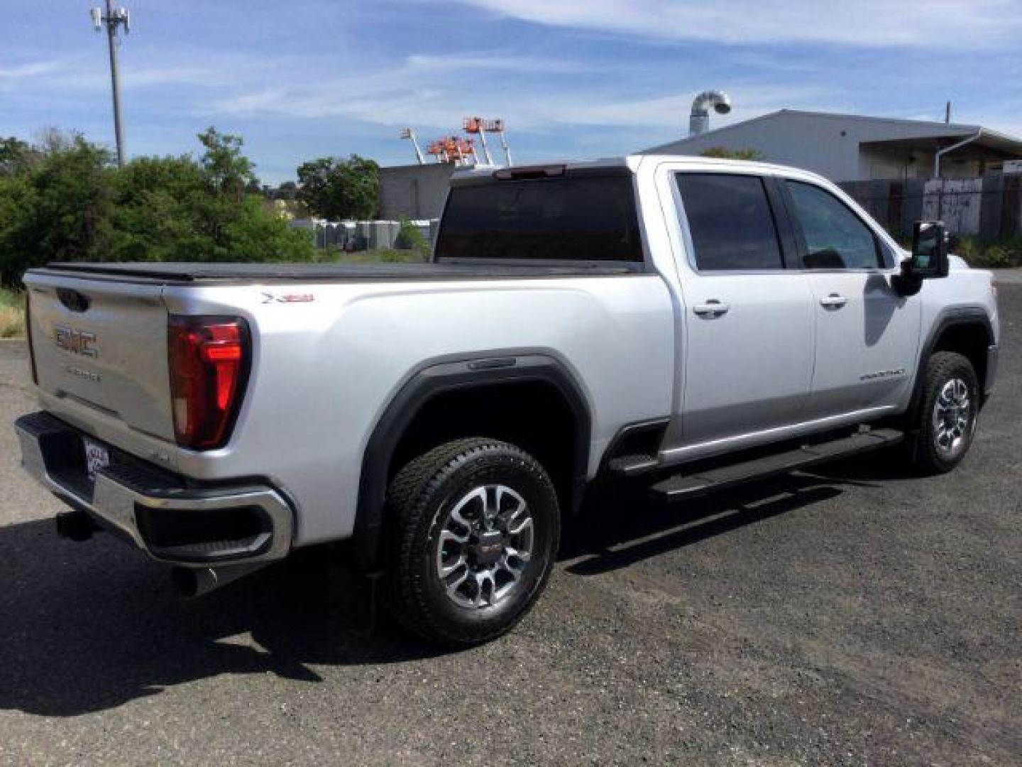 2023 Quicksilver Metallic /Black Cloth GMC Sierra 2500HD 4WD Crew Cab Standard Bed SLE (1GT49MEY3PF) with an 6.6L V8 TURBO DIESEL engine, 10-speed automatic transmission, located at 1801 Main Street, Lewiston, 83501, (208) 743-9371, 46.417065, -117.004799 - Photo#7