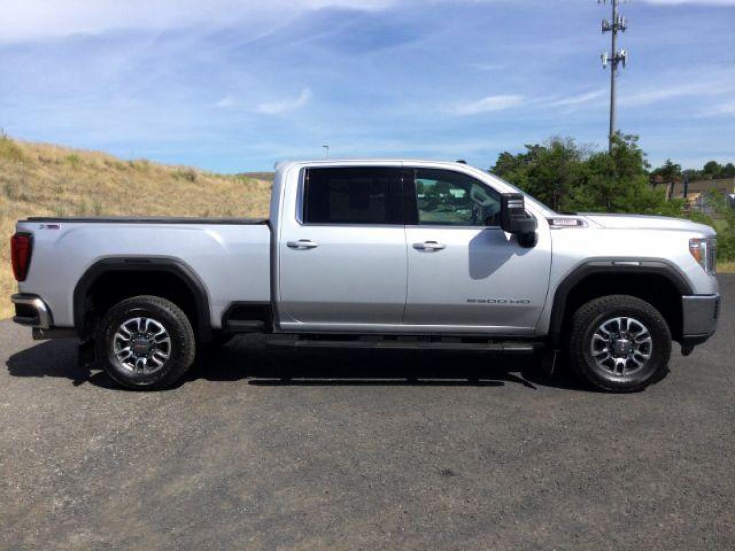 2023 Quicksilver Metallic /Black Cloth GMC Sierra 2500HD 4WD Crew Cab Standard Bed SLE (1GT49MEY3PF) with an 6.6L V8 TURBO DIESEL engine, 10-speed automatic transmission, located at 1801 Main Street, Lewiston, 83501, (208) 743-9371, 46.417065, -117.004799 - Photo#8