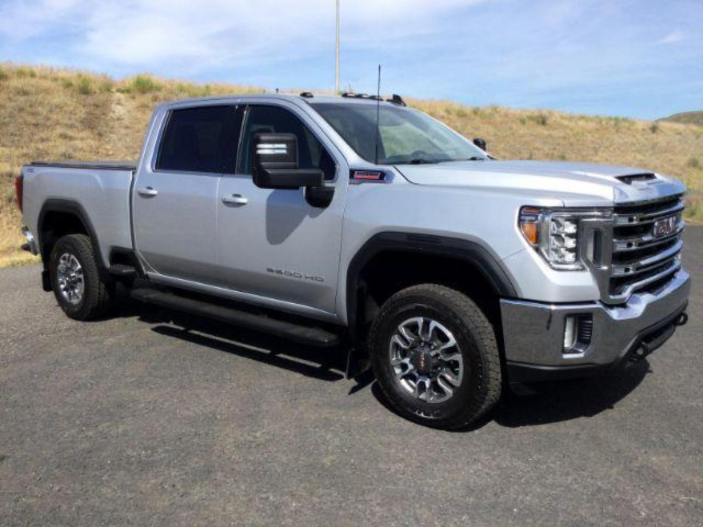 2023 Quicksilver Metallic /Black Cloth GMC Sierra 2500HD 4WD Crew Cab Standard Bed SLE (1GT49MEY3PF) with an 6.6L V8 TURBO DIESEL engine, 10-speed automatic transmission, located at 1801 Main Street, Lewiston, 83501, (208) 743-9371, 46.417065, -117.004799 - Photo#9