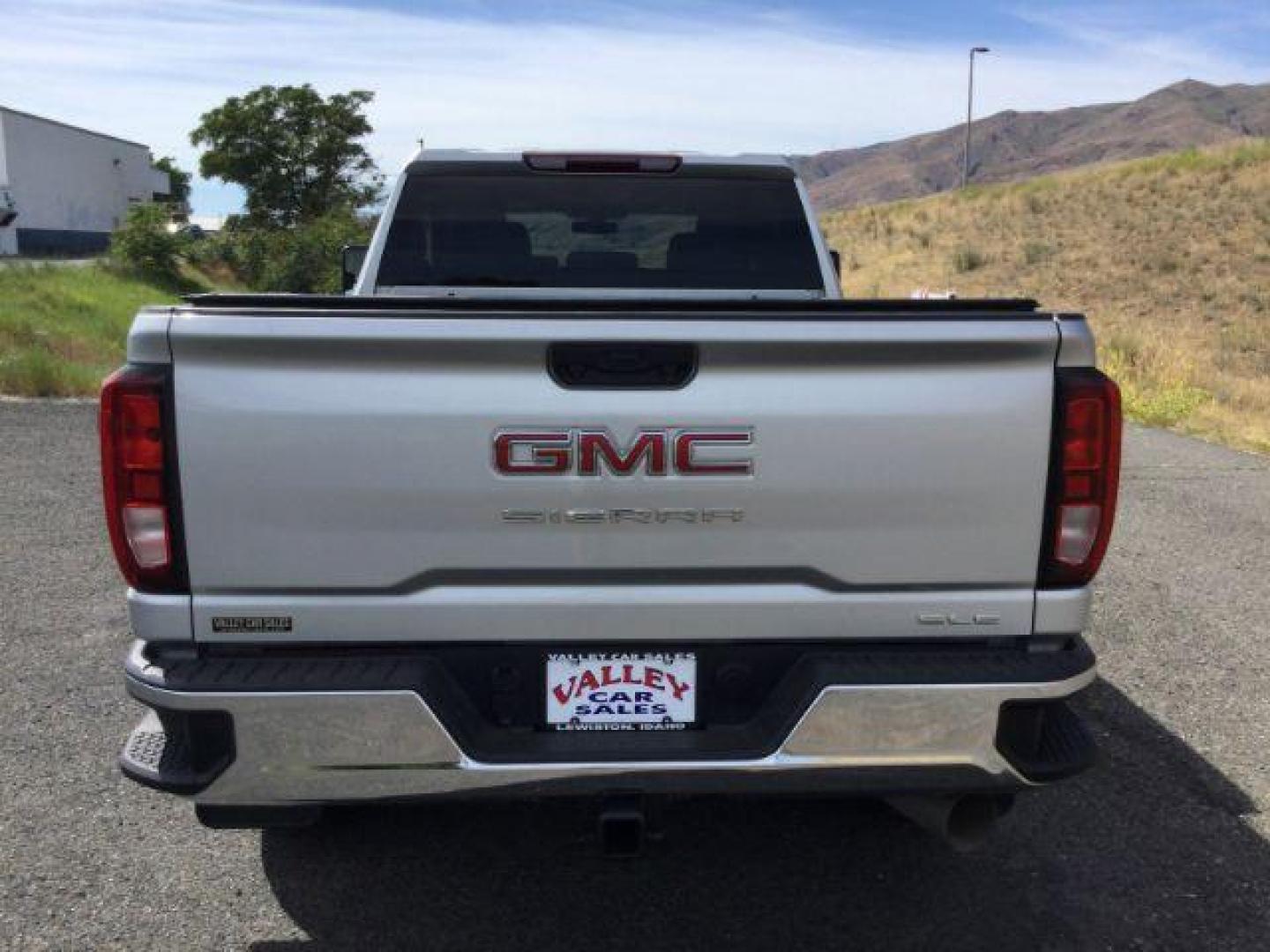 2023 Quicksilver Metallic /Black Cloth GMC Sierra 2500HD 4WD Crew Cab Standard Bed SLE (1GT49MEY3PF) with an 6.6L V8 TURBO DIESEL engine, 10-speed automatic transmission, located at 1801 Main Street, Lewiston, 83501, (208) 743-9371, 46.417065, -117.004799 - Photo#10