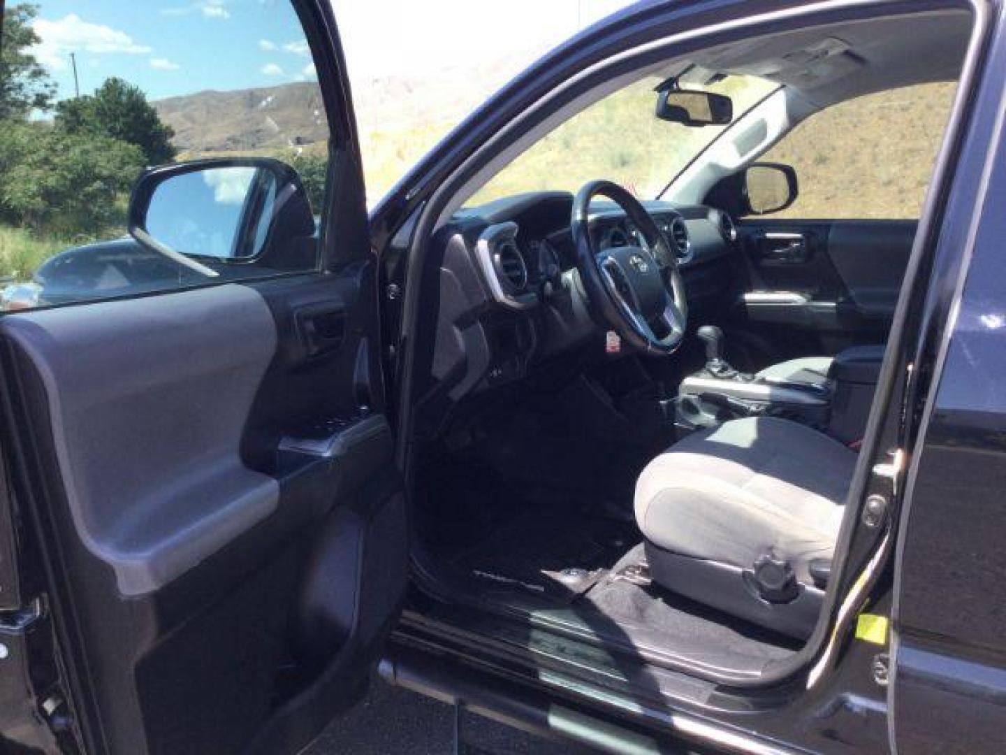 2017 Black /Cement Gray Toyota Tacoma SR5 V6 Crew Cab 4x4 (3TMCZ5AN4HM) with an 3.5L V-6 port/direct injection engine, 6-Speed Automatic transmission, located at 1801 Main Street, Lewiston, 83501, (208) 743-9371, 46.417065, -117.004799 - Photo#9