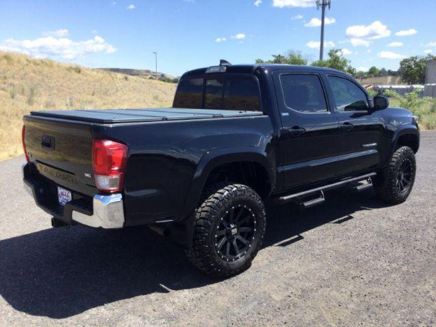 2017 Black /Cement Gray Toyota Tacoma SR5 V6 Crew Cab 4x4 (3TMCZ5AN4HM) with an 3.5L V-6 port/direct injection engine, 6-Speed Automatic transmission, located at 1801 Main Street, Lewiston, 83501, (208) 743-9371, 46.417065, -117.004799 - Photo#11
